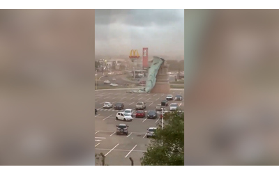 Crolla la Statua della libert brasiliana la riproduzione alta 40 metri cade sotto la forza del vento