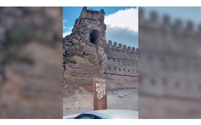 Crolla la torre del castello medievale di Escalona il video dell incidente a due passi da turisti e residenti