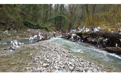 Crolla una discarica a causa dell’alluvione, il torrente Rovigo è ricoperto di rifiuti: il video dal drone