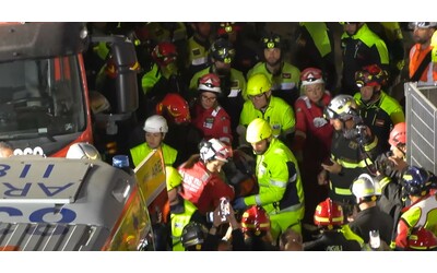 Crollo della Torre dei Conti, le immagini del recupero dell’operaio rimasto per ore sotto le macerie. Video