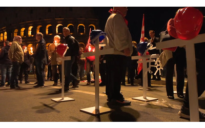 Crollo Torre dei Conti, fiaccolata per l’operaio morto con croci bianche e caschetti da cantiere: “La strage deve finire”