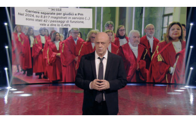 Crozza, il monologo: “La gente non riesce a pagare l’affitto ma il problema è la separazione delle carriere”