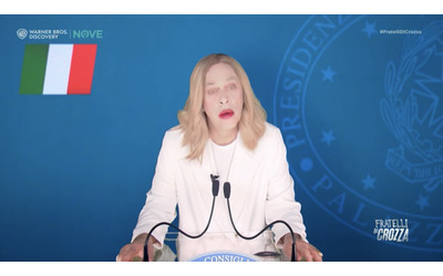 Crozza-Meloni cerca un escamotage per non baciare le natiche di Trump: “Gli mando Salvini, a lui non fa schifo niente”