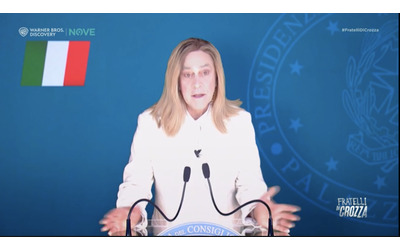 Crozza-Meloni: “Io manco lo sapevo cos’era il manifesto di Ventotene, me l’ha dato Fazzolari, m’ha detto: leggi ste tre righe, derapa”