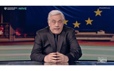 Crozza-Tajani cerca di difendere il riarmo a tutti i costi: “E se ci invade Godzilla, chi ci mandi? I ricercatori e i medici?”