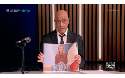 Crozza veste i panni di Minniti tra virgolette e metafore esalta Giorgia Meloni come Cenerentola ha trasformato l Italia che era una zucca