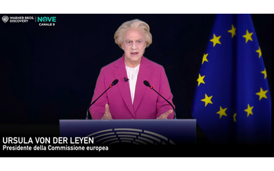 Crozza veste i panni di von der Leyen alle prese con l’Europa a pezzi: “Ah, non abbiamo tutti le stesse regole su fisco e migranti?”