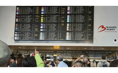 Cyberattacco agli aeroporti europei, ancora caos e disagi: 44 voli cancellati a Bruxelles. La Polizia Postale: “L’allerta è molto alta”