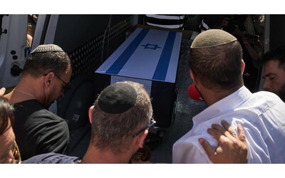 “Da Hamas una bara coi resti di un ostaggio già restituito”: Netanyahu convoca riunione. Onu: “Preoccupati per attacco a Unifil”
