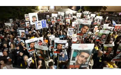 Da Tel Aviv a Gerusalemme, migliaia di persone in piazza per chiedere a Netanyahu un accordo per liberare gli ostaggi di Hamas – Video