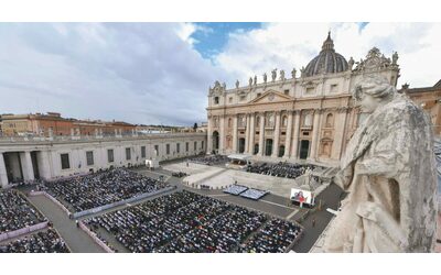 Dal silenzio sul caso Pizzaballa a generiche frasi contro la violenza il Papa sussurra invece di gridare