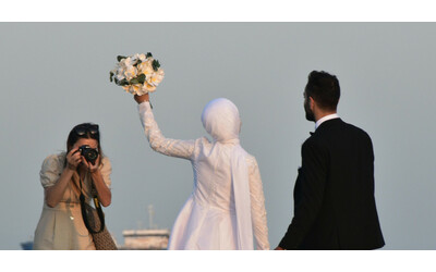 “Dammi il vino o ti taglio la testa”: sposo minaccia i camerieri durante la sua festa di matrimonio e viene condannato a 4 mesi