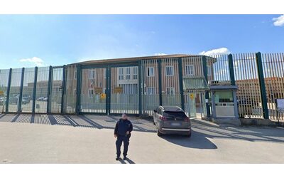 “Dateci le chiavi altrimenti fate una brutta fine”: così nel carcere di Avellino cercarono di uccidere un detenuto