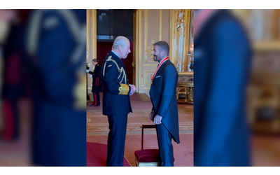 David Beckham in ginocchio davanti a Re Carlo: l’ex capitano dell’Inghilterra nominato cavaliere – Video