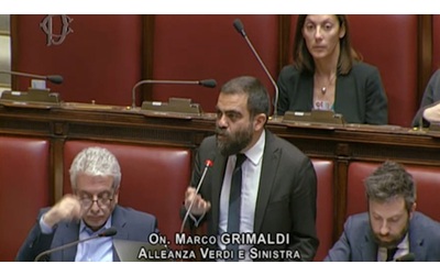 Dazi, Grimaldi contro Meloni: “Corsa al riarmo parte della trattativa con Trump, noi 51esimo Stato degli Usa”