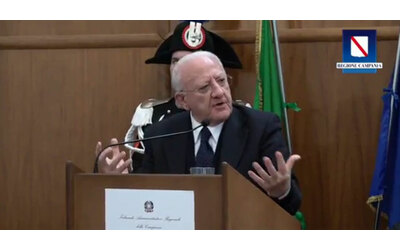 De Luca contro il governo Meloni: “Siamo alla concezione islamica del diritto”. Frecciata sul commissario per la Terra dei Fuochi