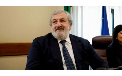 Decarbonizzazione dell’ex Ilva, l’intesa è una “farsa” per il M5S e scontenta i sindacati. Cauto il Pd (e Emiliano esulta)