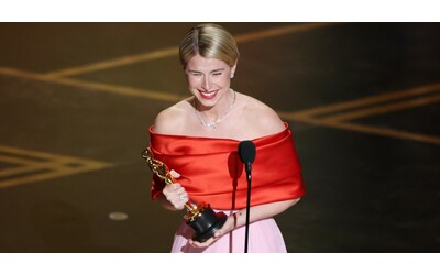 Dedico questo premio allo splendido caos che il cuore di una madre il trionfo di Jessie Buckley agli Oscar 2026