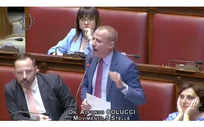 “Deputato leghista sta votando per un collega assente, è una vergogna”: M5s denuncia “pianista” alla Camera – Video
