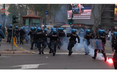 Derby Lazio-Roma, tensione fuori dall’Olimpico: scontri e bombe carta contro la polizia