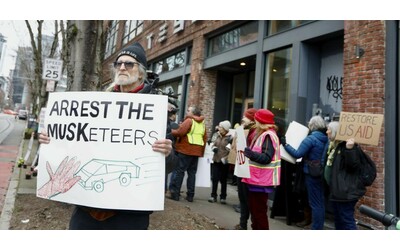 “Detronizzate Musk”: decine di proteste davanti alle concessionarie Tesla in Usa. I rischi del sostegno a Trump