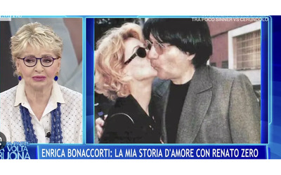 Devo dare un abbraccio a una donna e voi capite il perch Renato Zero bacia Enrica Bonaccorti durante il concerto Lei risponde Mi hai rubato il cuore
