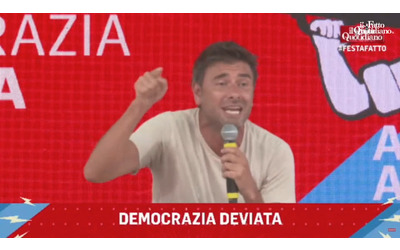 Di Battista alla festa del Fatto: “Meloni? Si vanta di accogliere bambini orfani di Gaza ma ospita soldati israeliani che hanno ucciso i loro genitori”