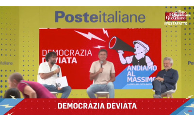 Di Battista e l’ironia su Di Maio alla festa del Fatto: “Ora è rappresentante per il Golfo mentre io sono seduto qui”