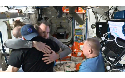 Di ritorno sulla Terra i due astronauti rimasti bloccati per nove mesi: la Crew Dragon si sgancia dalla Stazione spaziale internazionale