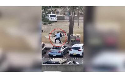 Disarma il killer e lo immobilizza durante la strage chi Ahmed al Ahmed l eroe di Bondi Beach