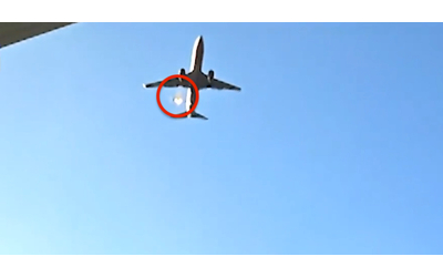 Disastro aereo in Corea del Sud, il video che mostra il motore prendere fuoco in volo: il presunto momento del bird strike