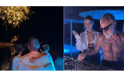 “Diventiamo vecchi perché smettiamo di giocare”: Gianluca Vacchi festeggia il compleanno con due torte, fuochi d’artificio e un ospite d’eccezione