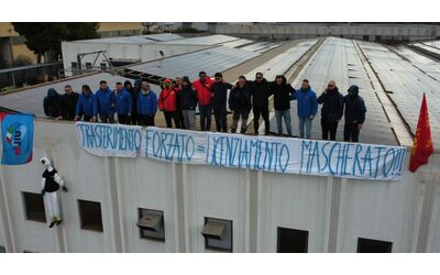 Dodici giorni di sciopero alla Vestas di Taranto operai sul tetto contro i trasferimenti coatti