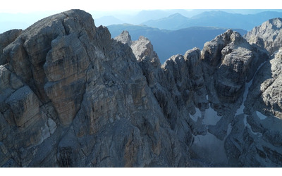Dolomiti di Brenta, scanner delle cime dopo i crolli: “Crisi climatica intensifica le frane” – Video