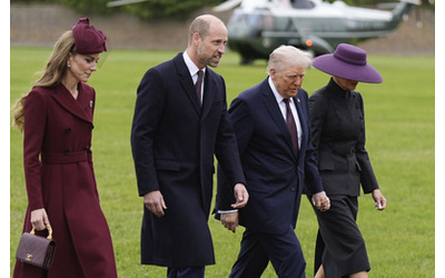 Donald Trump da Re Carlo: prima dice a Kate “sei raggiante e in salute”, poi fa finta che Harry non esista. E Melania non toglie il cappello a falde larghe neanche dentro Windsor