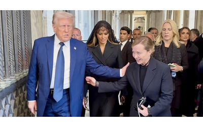 Donald Trump rompe con l’etichetta ai funerali di Papa Francesco e si presenta con il vestito di blu