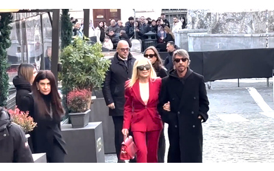 Donatella Versace in rosso per omaggiare Valentino Era divertente e pensava molto agli altri Un genio