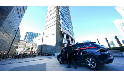 Donna accoltellata a Milano, il marito: “Con la lama infilata nella schiena mi ha detto: ‘È un pazzo'”. Disposto il fermo per Lanni