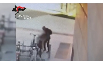 Donna accoltellata in Gae Aulenti a Milano, il momento della pugnalata: il video diffuso dai carabinieri