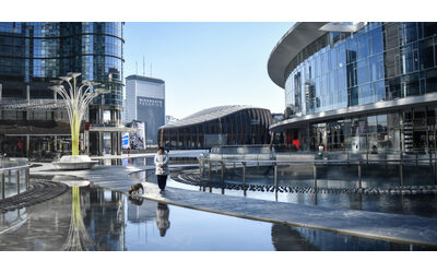 Donna accoltellata in piazza Gae Aulenti a Milano: è gravissima