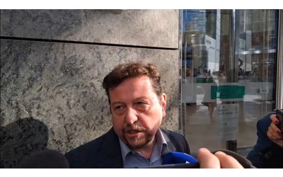 Donna accoltellata in piazza Gae Aulenti a Milano, il testimone: “Aveva il pugnale nella schiena” – Video