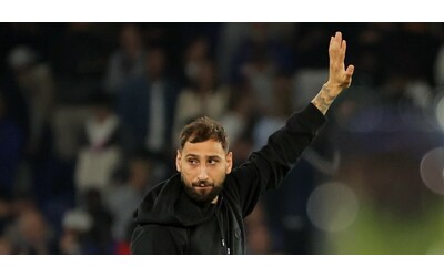 Donnarumma, che affetto: i tifosi del Psg lo osannano dopo il match visto in tribuna. E lui si emoziona – Video