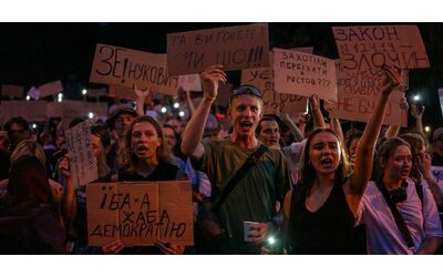Dopo le proteste, Zelensky fa marcia indietro: il nuovo disegno di legge ridà indipendenza all’anticorruzione