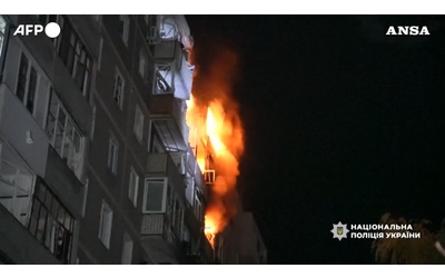 Droni russi sulla città di Sumy, fiamme e feriti: tre morti nelle regioni di Kherson e Donetsk – Video