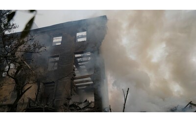 Droni ucraini colpiscono la Russia: 3 morti e raffineria in fiamme. Mosca bombarda Kherson: una vittima