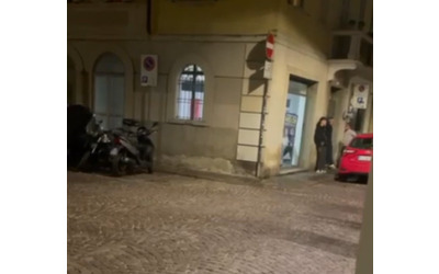 “Duce, duce” e “camicia nera trionferà”: cori fascisti dai giovani di FdI a Parma. Il movimento: “Commissariata la sezione”