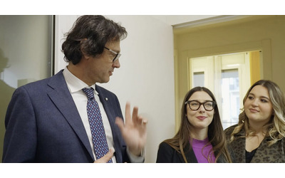 Due studentesse cercano casa a Milano “con 800mila euro di budget, almeno 100 metri quadrati e con due bagni, indispensabili”: la richiesta a Casa a Prima Vista e i commenti social
