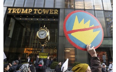 Economia e Epstein files dietro la crisi di popolarità di Trump. Che ora teme la sconfitta al midterm e un nuovo impeachment