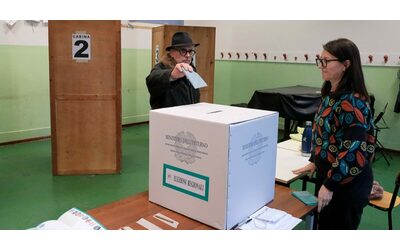 Elezioni regionali in Campania Puglia e Veneto si vota fino alle 15 poi lo spoglio In forte calo l affluenza Diretta