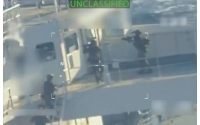 Elicotteri militari e fucili spianati cos i soldati Usa hanno sequestrato la petroliera al largo del Venezuela Il video